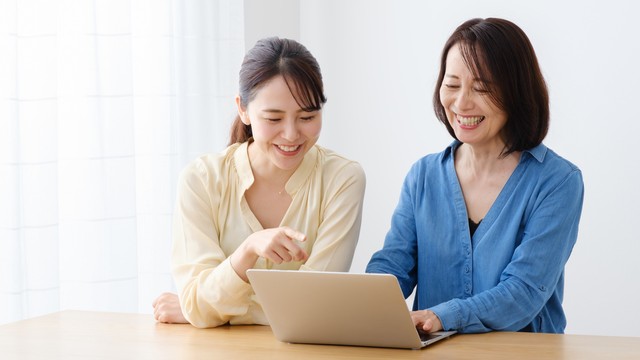 老後のお金のこと、親子で一緒に考えましょう※画像はイメージです（taka/stock.adobe.com/）