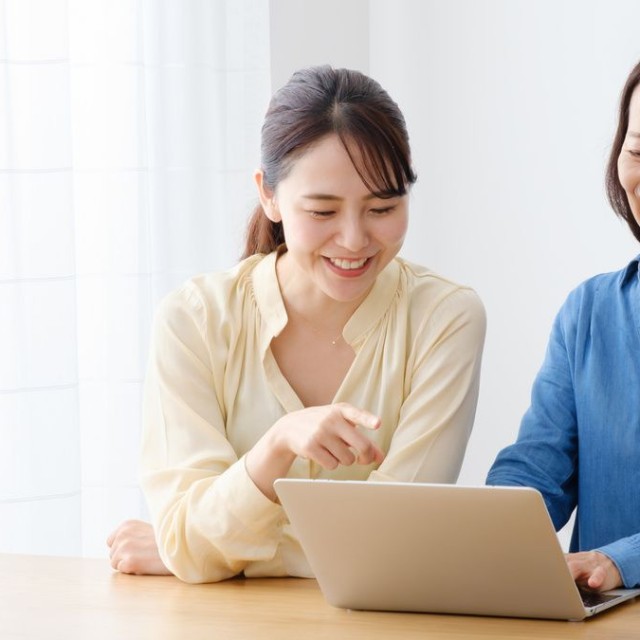 老後のお金のこと、親子で一緒に考えましょう※画像はイメージです（taka/stock.adobe.com/）