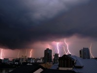 暗雲に数多の落雷。まさに「自然の脅威」です。 ※東京荻窪天文台提供