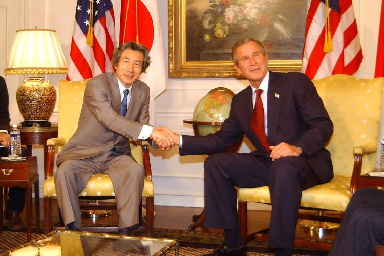 日米首脳会談を前に、握手する小泉首相（当時）とブッシュ米大統領（当時）=2002年9月、ニューヨーク、代表撮影・共同