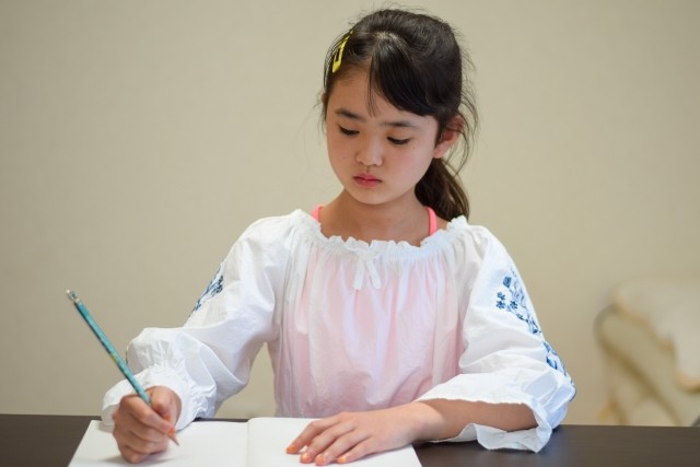 子どもが自分の気持ちを整える力を育てる方法（photoACより「ゆっちぃ」さん撮影、イメージ画像）
