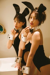 Erikaさんと百瀬まりなさん（【公式】エリマリ姉妹 1st写真集@1st_erimariより）