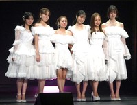 20周年コンサートに登場する（左から）峯岸みなみさん、小嶋陽菜さん、高橋みなみさん、前田敦子さん、板野友美さん、篠田麻里子さん＝日本武道館