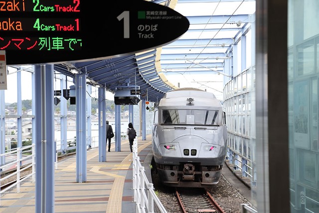 宮崎空港を出てすぐ、特急車両「787系電車」が登場。普通列車の料金でいけると思えないかっこよさ！
