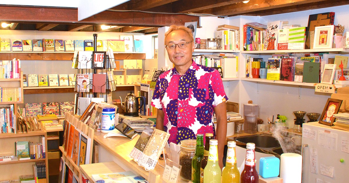 55歳で父になり、本屋をやろうと決めた。「僕が読みたい」フェミニズムの本が増えた：リーディンライティン｜じんぶん堂