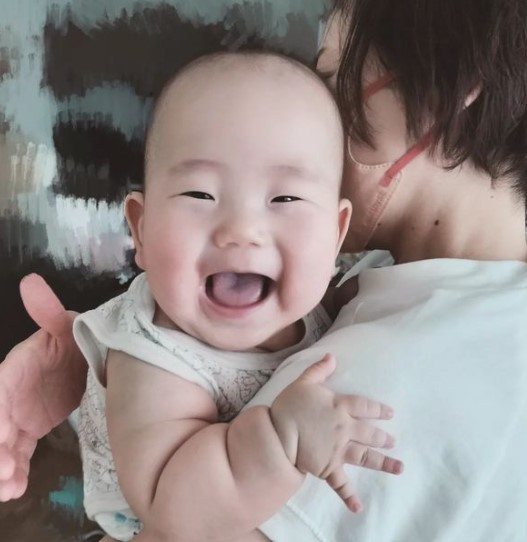 ばあばの抱っこも大好き！（提供：＠___bebita0509さん）