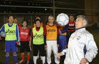 サッカー教室で指導するヴィッセル神戸元監督で日本サッカー協会公認コーチの加藤寛さん（右）。被災時は体育館で生活した（２００８年撮影）