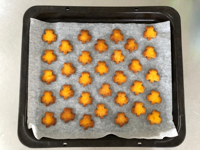 170℃に予熱したオーブンで10分ほど焼き、そのまま冷ます。密閉容器に入れて保存。