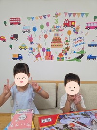 先日3歳を迎えた息子さんをお祝いする様子（提供：ぴぴこ☺︎ 7y👧+3y👦さん）※画像の一部を加工しています
