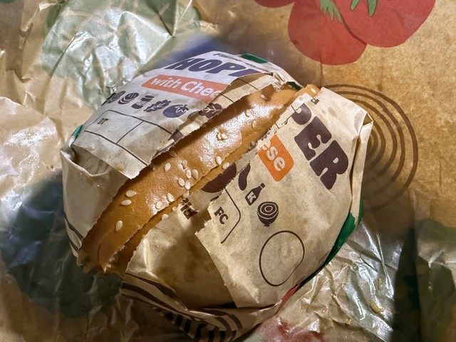 包み紙ごと大胆にカット！（すずきさん提供）