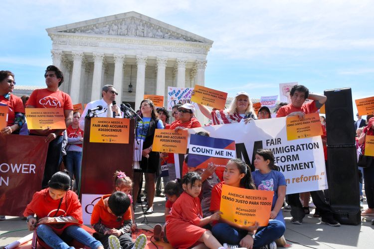 国勢調査に国籍を尋ねる質問が加えられることに対し、米連邦最高裁判所前で抗議活動をする移民や支援団体=2019年4月、米ワシントン