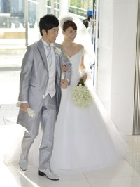 チャペルに登場する東貴博（左）と安めぐみ＝2012年