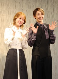 博多座『愛するには短すぎる/VIVA! FESTA!2026 in HAKATA』の会見を行った桜木みなと（右）と春乃さくら