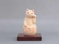 左手で招き猫（画像提供：仏屋さかい）