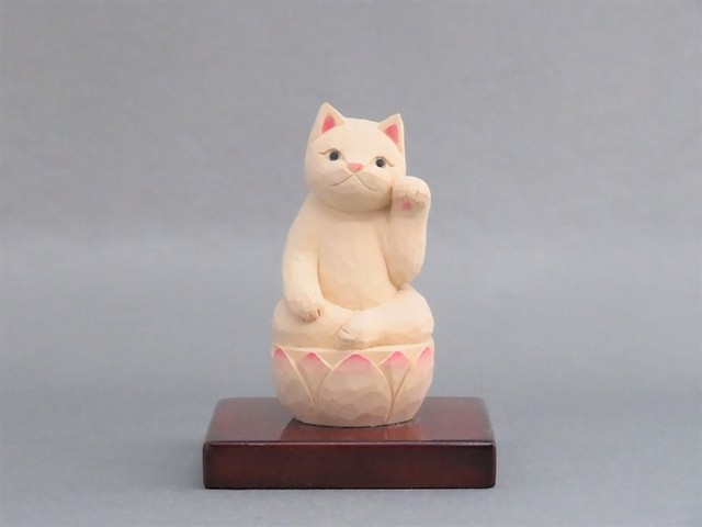 左手で招き猫（画像提供：仏屋さかい）