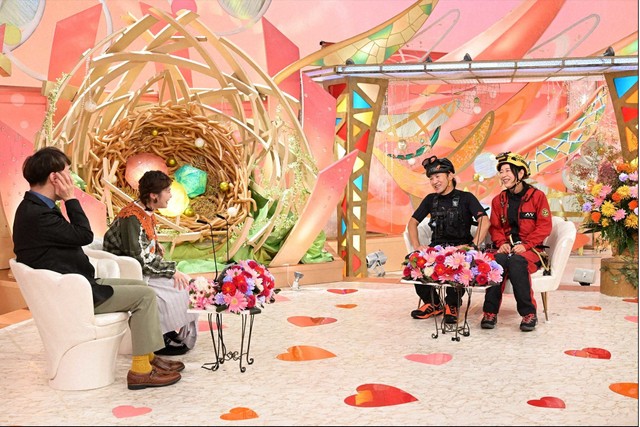 （左から）MCの藤井隆（左）と井上咲楽、渓谷探検家の夫、洞窟探検家の妻＝「新婚さんいらっしゃい！」1月11日放送回よりⓒABCテレビ