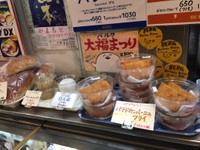 パテドカンパーニュフライと大福が横並びなのもベルクならでは（井野朋也さんTwitterより）