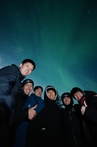 フィンランドで出現したオーロラ。念願の瞬間を全員で見上げた／DAIさん（@_tdnkm）提供