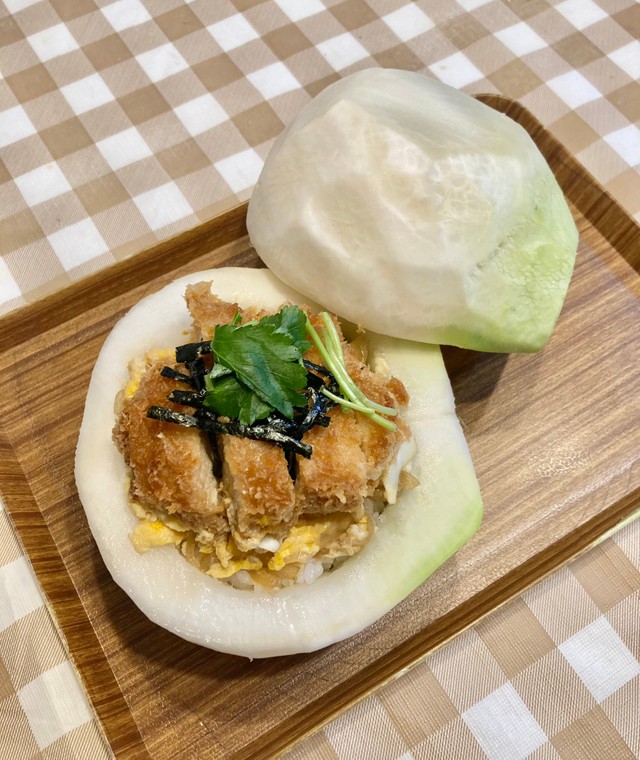 ジャイアンのカツ丼を見事に再現。刻み海苔や三つ葉まで完璧です（どまんナカぐらしさんTwitterより）