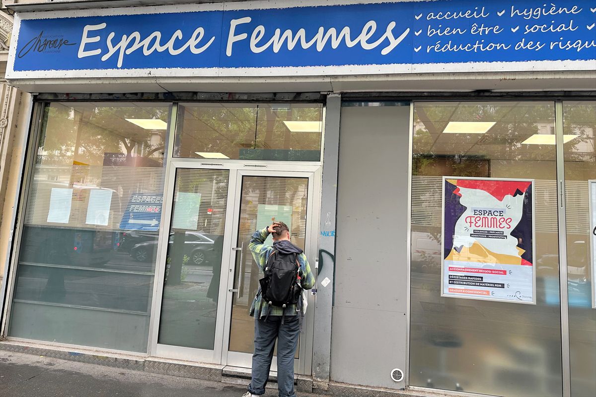「女性スペース」という名の支援団体は、路上に立つ女性たちのもとへ出向いてサポートを行っている=2025年6月4日、パリ市内、大貫聡子撮影