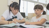 小学生に宿題を教える高校生