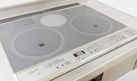 IH調理器の「汚れ防止シート」、正しく使えてる？※画像はイメージです（JJ./stock.adobe.com）