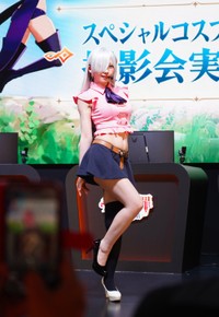 コスプレショーに登場したえなこ