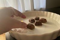 娘さんに見つかってしまったため、母親の「友達の友達」さんはチョコの隠し場所を変えた（photoACより「Tokosuke」さん撮影、イメージ画像）