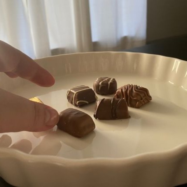 娘さんに見つかってしまったため、母親の「友達の友達」さんはチョコの隠し場所を変えた（photoACより「Tokosuke」さん撮影、イメージ画像）