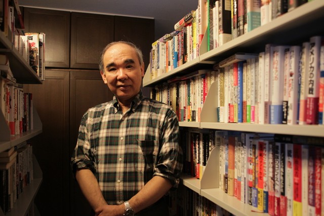 田中芳樹さんの仕事場には歴史関連の本が並ぶ