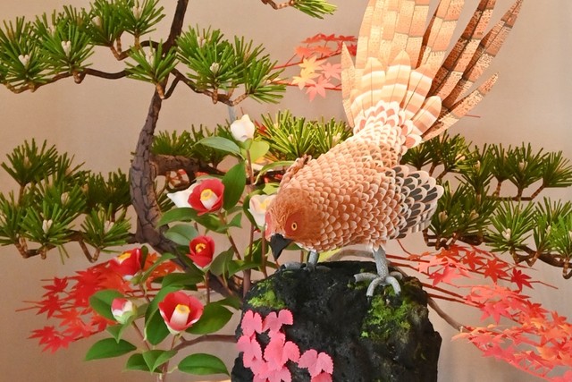 受賞作の「深山彩秋」。今にも動き出しそうなヤマドリや、カンツボキやモミジを精巧につくり、晩秋の趣を映し出している