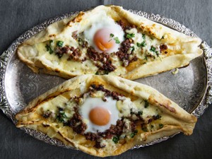 ジョージア料理の定番ヒンカリとハチャプリ　モンゴル帝国で進んだ食文化の東西交流