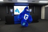 足の裏の炎を見せるモフレム