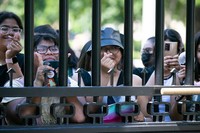 米ホワイトハウス周辺に集まったBTSファンの人たち