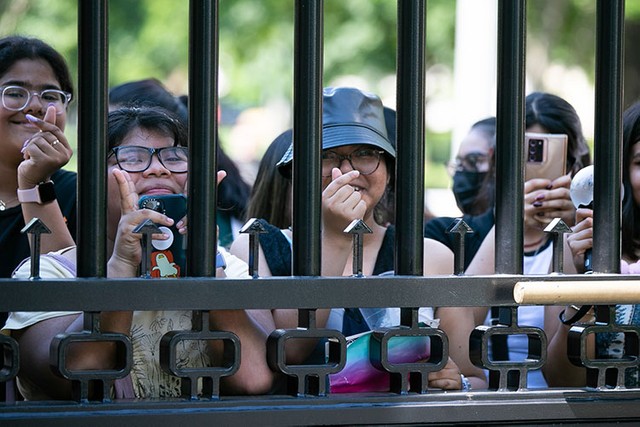 米ホワイトハウス周辺に集まったBTSファンの人たち