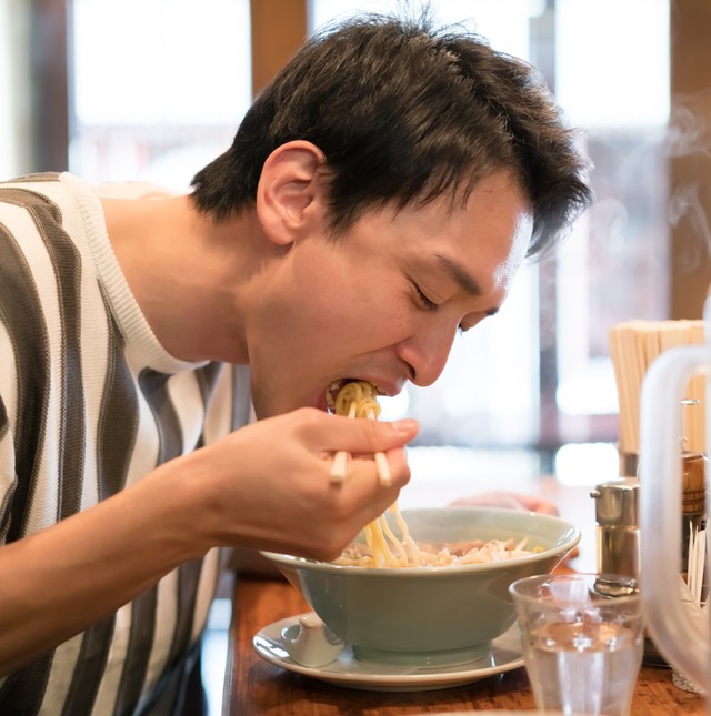 毎日ラーメンを食べる生活は寿命を縮める？　※画像はイメージです（naka/stock.adobe.com）