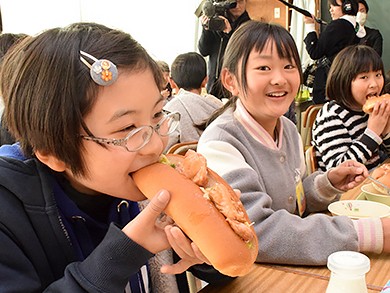 犬が付くまち「犬山市」　児童が考えた犬山ドッグが給食に