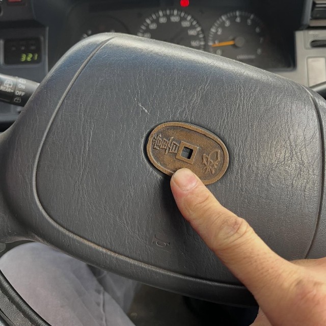 エンブレムと古銭がぴたりと一致／きりん工舎さん（@kirin_kousha）提供