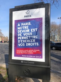 「パリではみなさんが権利を利用することができるようにすることが私たちの義務です」と書かれたパリ市広報（安發明子さん提供）