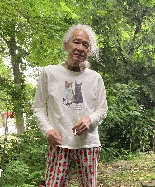 移住した岩手・盛岡の自宅敷地内にたたずむ漫画家の宮西計三さん。70歳で９月に死去した（写真提供・イヌイジュン）