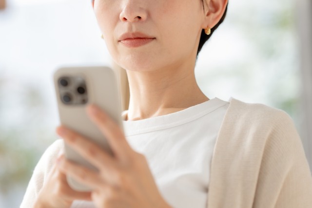 不適切コンテンツへの広告露出、約8割が「企業印象悪化」　※画像はイメージです（Peak River/stock.adobe.com）