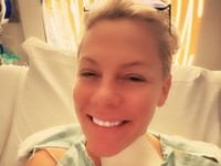 ピンク、首の手術を受け新年を病院で迎える