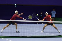 第61回島津全日本室内テニス選手権大会　男子ダブルス優勝　大塚（左）・井戸垣（右）組　©MANO,Hiromasa/京都府テニス協会