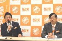 参政党の定例会見に臨む神谷宗幣参院議員（左）、松田学代表＝国会内