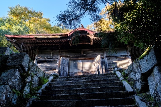 フォトギャラリー】迫力ある仁王像のアップと、その故郷・奥出雲の廃寺