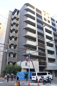女性が殺害された神戸市内のマンション。事件発生翌日の朝、警察の捜査が行われた