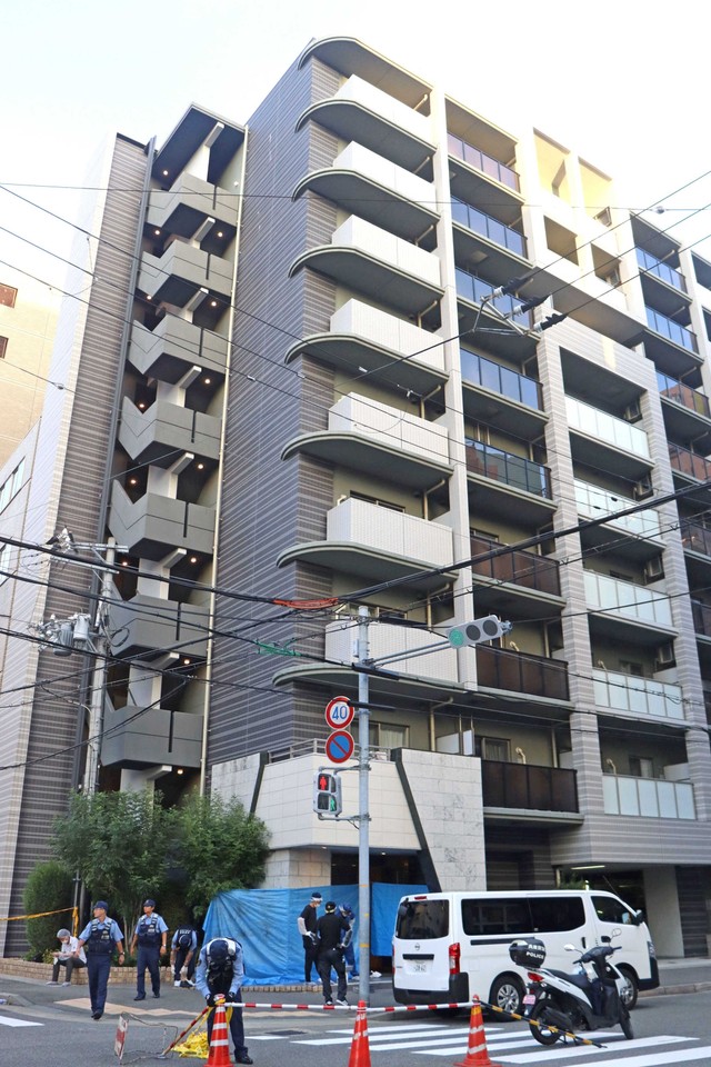 女性が殺害された神戸市内のマンション。事件発生翌日の朝、警察の捜査が行われた