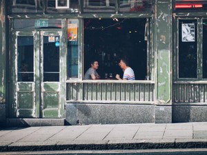 「あの顔と付き合ってるなんて、本気？」。彼氏とその友人の会話を聞いてしまった