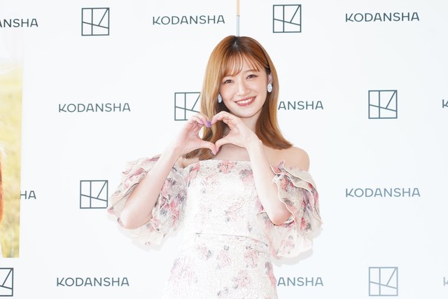 写真集の発売記念会見に登場した中田花奈