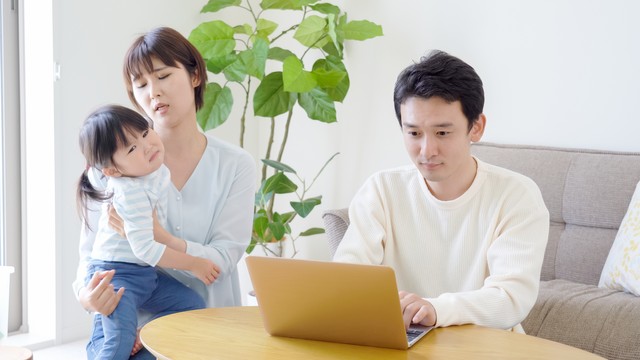 夫の家事・育児関与度が低いほど妻が産後に離職しやすい　※画像はイメージです（polkadot/stock.adobe.com）